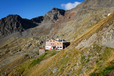 innsbrucker-huette-aussenansicht-panorama-aufstieg aussenansicht-aufstieg-innsbrucker-huette-berg-panorama-bergerlebnis-sommer